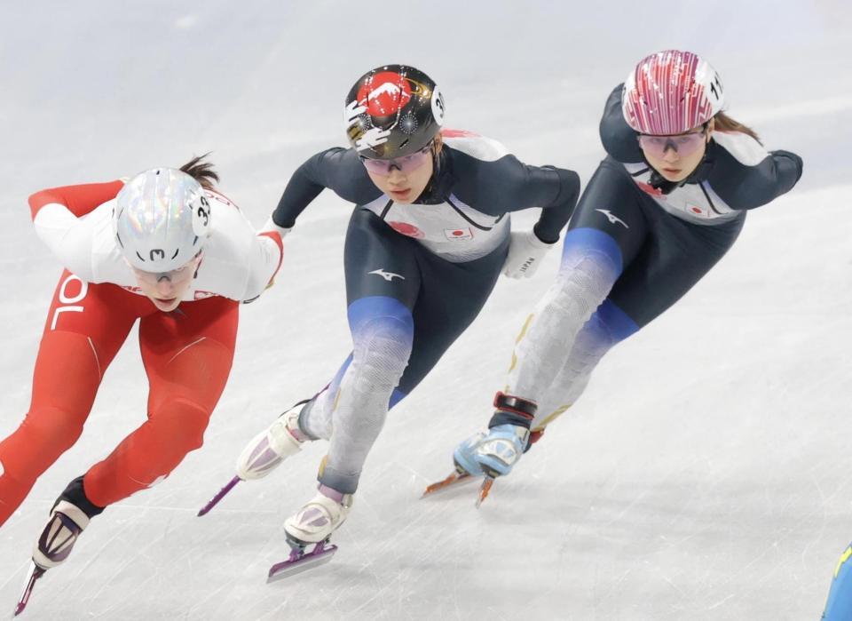 滑走する中島未莉（中央）と長森遥南（右）＝撮影・吉澤敬太