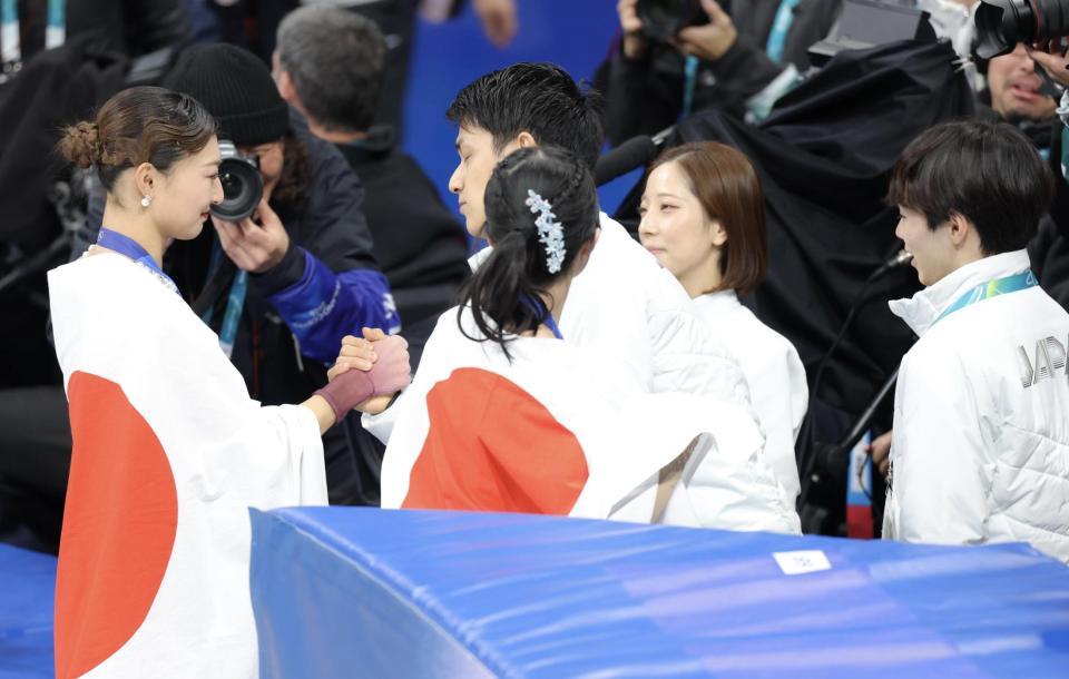 　三浦・木原らから祝福される坂本花織（左）＝２０日