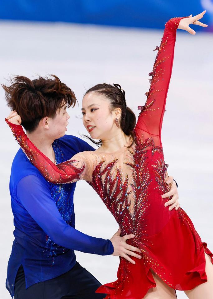 団体アイスダンス・フリー　演技する吉田唄菜（右）、森田真沙也組＝ミラノ（共同）