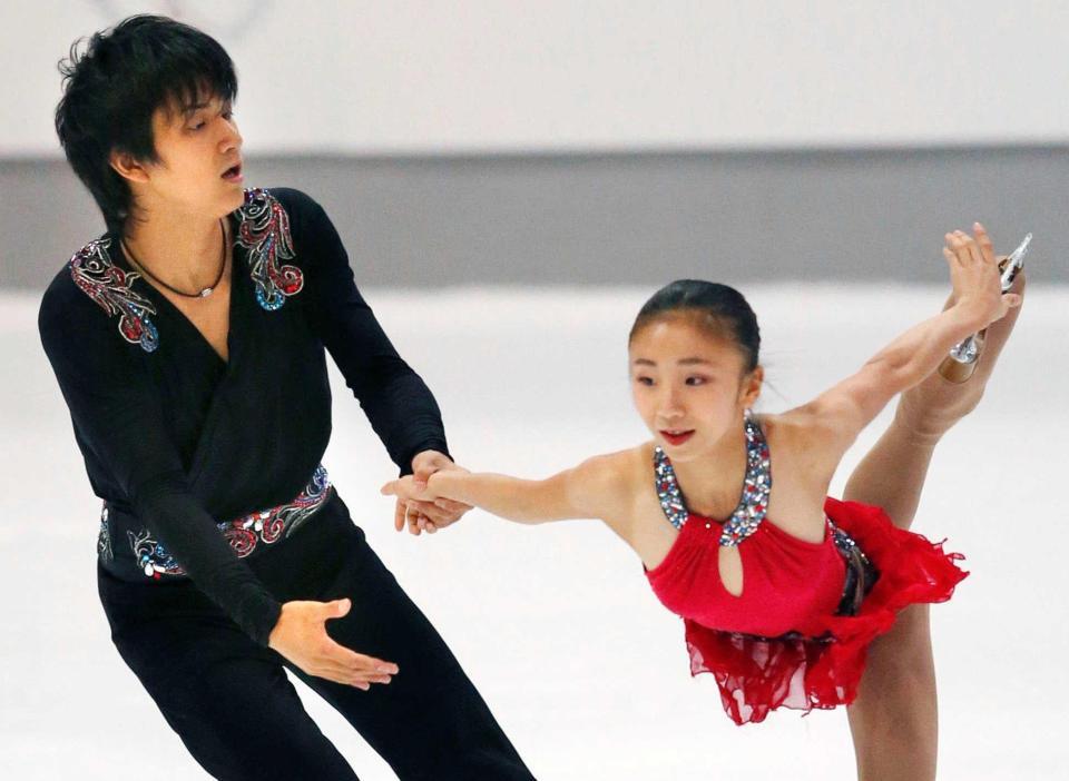 ペアＳＰで演技する高橋成美、木原龍一組＝２０１３年