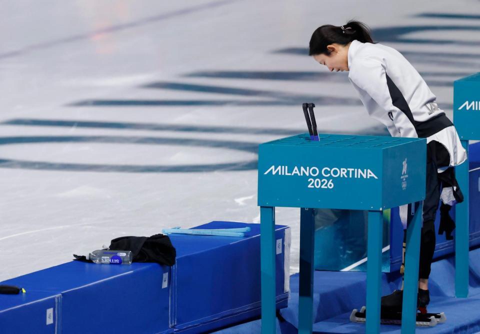 女子１５００メートルのレースを終え、リンクに一礼する高木美帆。６位だった＝ミラノ（共同）