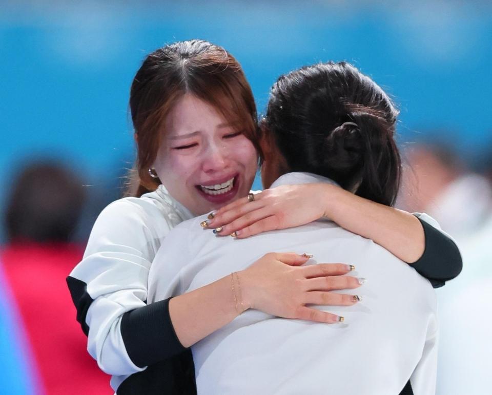 女子１５００メートルのレースを終えた高木美帆と抱き合う佐藤綾乃（左）