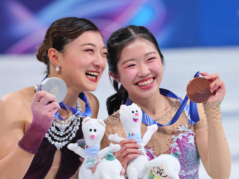 笑顔でメダルを掲げる銀メダルの坂本花織㊧と銅メダルの中井亜美