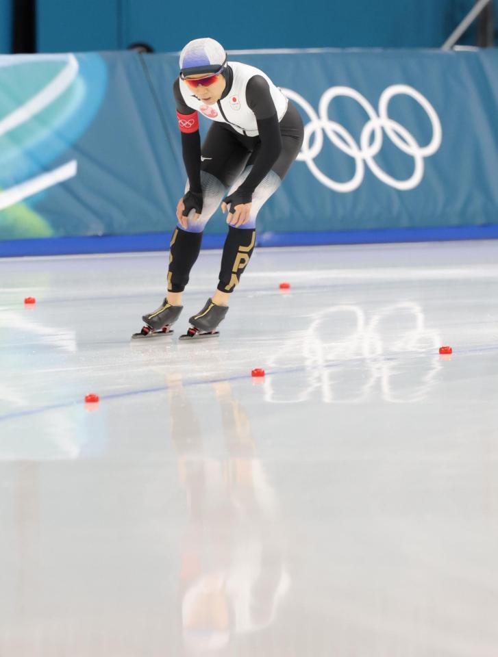 レースを終え、膝に手を当てる高木美帆＝ミラノ・スピードスケート・スタジアム（撮影・吉澤敬太）