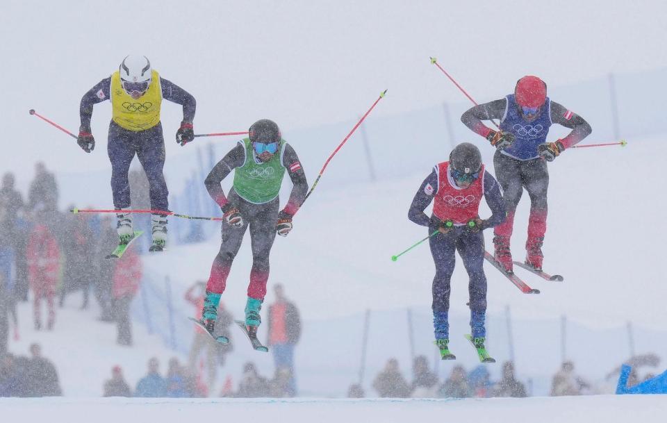 男子スキークロス１回戦　滑走する古野慧（右から２人目）、小林竜登（左端）＝リビーニョ（共同）