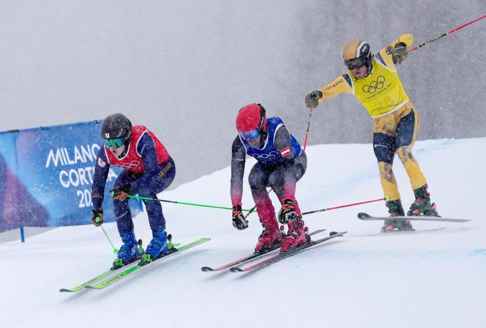 男子スキークロス準々決勝　滑走する古野慧（左）＝リビーニョ（共同）