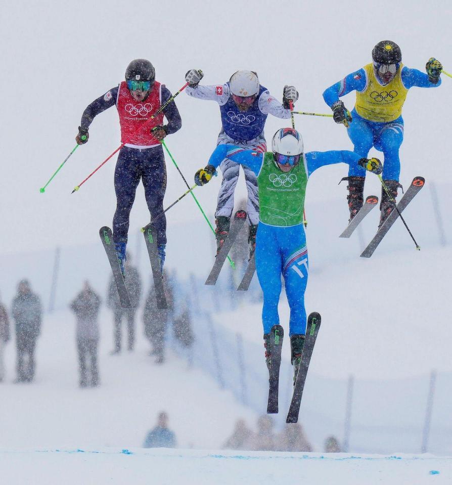 男子スキークロス決勝　滑走する古野慧（左端）＝リビーニョ（共同）