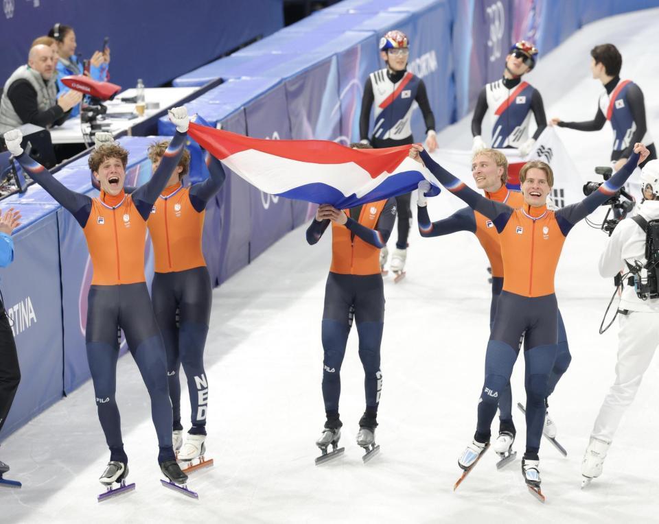 　金メダルとなり喜ぶオランダチーム＝ミラノアイススケートアリーナ（２０日）