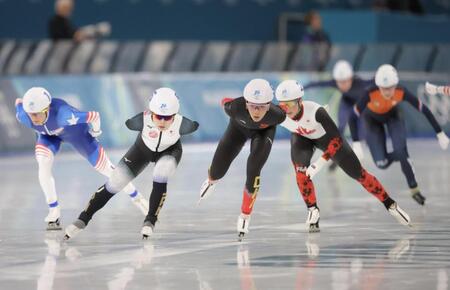 先頭でゴールする佐藤綾乃（左から２人目）＝撮影・吉澤敬太