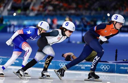 滑走する佐藤綾乃（中央）＝共同