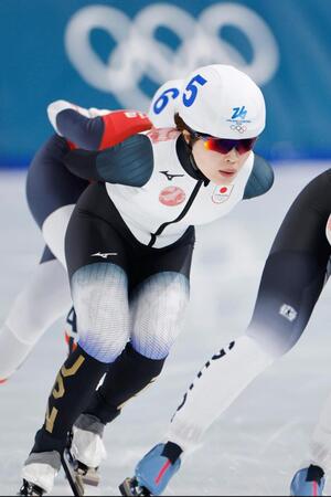 滑走する佐藤綾乃（共同）