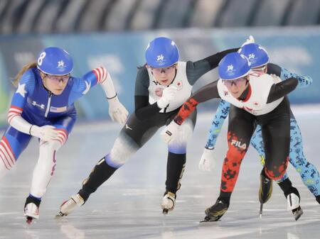 力走する堀川桃香（中央）＝ミラノスピードスケートスタジアム（撮影・吉澤敬太