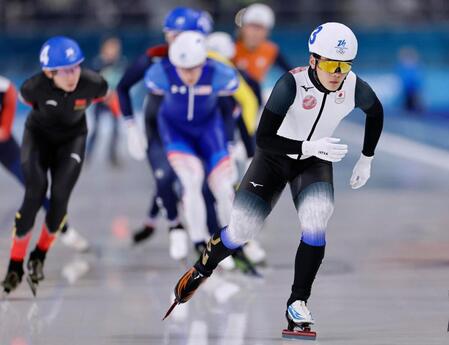 男子マススタート決勝　スタートした佐々木翔夢（右手前）＝ミラノ（共同）