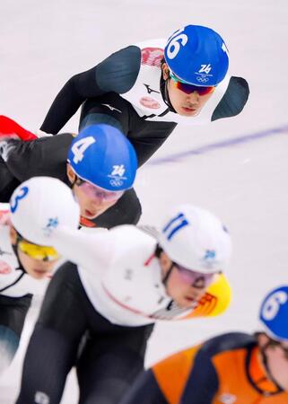 男子マススタート決勝　滑走する蟻戸一永（奥）＝ミラノ（共同）