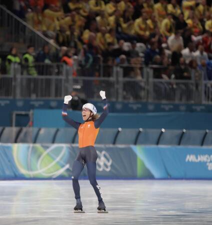 ゴールまで遠く離れた最終コーナーを曲がってからスピードを緩めガッツポーズするオランダのベルグスマ（撮影・吉澤敬太）