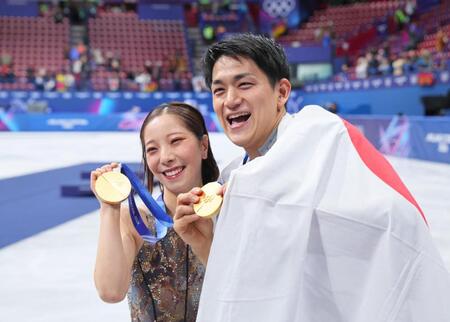 ペアフリー　金メダルを獲得しメダルを手に笑顔の三浦璃来㊧、木原龍一組