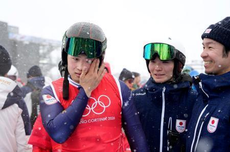 　男子スキークロス決勝を終え、涙を拭う古野慧。４位に入った＝リビーニョ（共同）