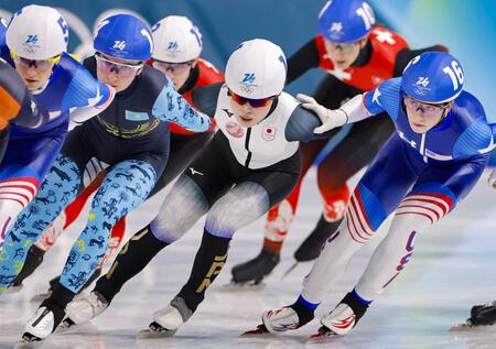 　女子マススタート決勝　滑走する佐藤綾乃（右から３人目）＝ミラノ（共同）