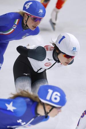 　女子マススタート決勝　滑走する佐藤綾乃（中央）＝ミラノ（共同）