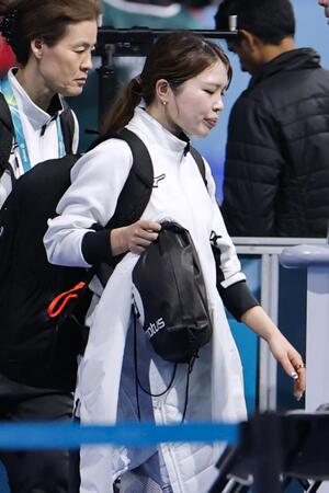 　女子マススタートで15位となり、引き揚げる佐藤綾乃＝ミラノ（共同）