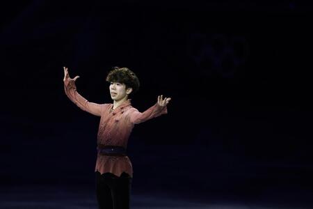 　エキシビションで演技を終え、声援に応える佐藤駿＝ミラノ（共同）