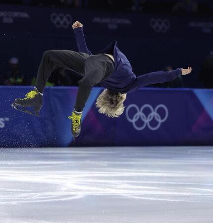 宙を舞うイニア・マリニン（撮影・吉澤敬太）