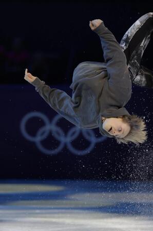 空中で一回転する米国のイニア・マリニン（撮影・吉澤敬太）