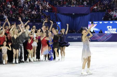 みんなと自撮りをする坂本花織（右）＝撮影・吉澤敬太