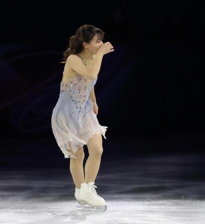 演技を終え、手で顔を押さえる坂本花織（撮影・吉澤敬太）