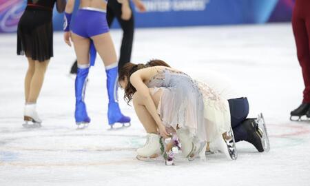リンクの五輪マークに触れる（手前から）坂本花織、三浦璃来、木原龍一（撮影・吉澤敬太）