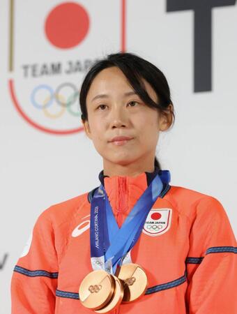 メダルを胸に一夜明け会見を行う行う高木美帆＝ミラノのジャパンハウス（撮影・吉澤敬太）