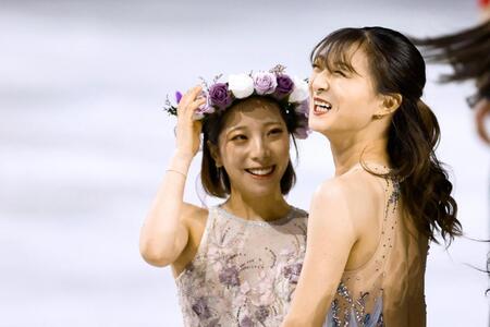 エキシビションを終え、笑顔を見せる三浦璃来（左）と坂本花織＝ミラノ（共同）