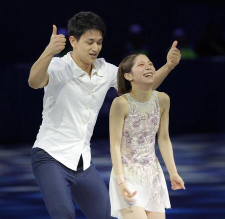 ミラノ・コルティナ五輪演技中に開いていた三浦璃来（右）のファスナーを閉めてＯＫサインを出す木原龍一＝ミラノアイススケートアリーナ（撮影・吉澤敬太）