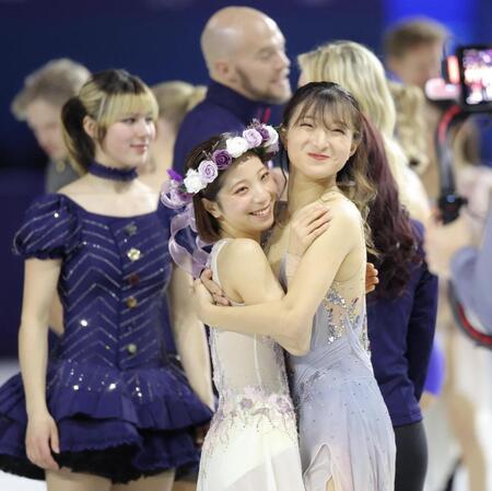 笑顔で抱擁する三浦璃来（左）と坂本花織（撮影・吉澤敬太）