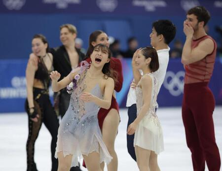 大笑いする坂本花織＝ミラノアイススケートアリーナ（撮影・吉澤敬太）