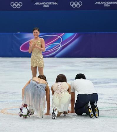 エキシビションを終え、五輪マークに触る（手前左から）坂本花織、三浦璃来、木原龍一