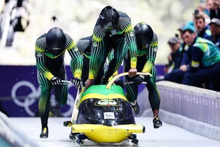 　ボブスレー男子４人乗り１回戦でスタートするジャマイカチーム＝２１日、コルティナダンペッツォ（ゲッティ＝共同）
