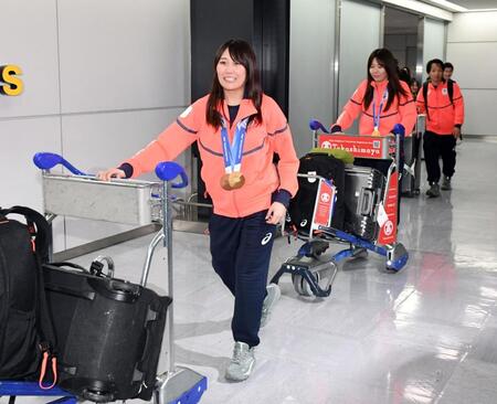 笑顔で帰国した村瀬心椛（中央）と深田茉莉（右）＝撮影・佐藤厚