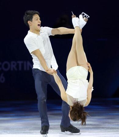 ダイナミックな演技で観衆を沸かす三浦璃来（右）、木原龍一組（撮影・吉澤敬太）