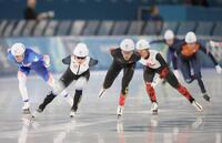 先頭でゴールする佐藤綾乃（左から２人目）＝撮影・吉澤敬太