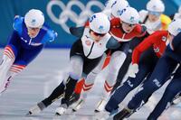 滑走する佐藤綾乃（左から２人目）＝共同