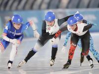 力走する堀川桃香（中央）＝ミラノスピードスケートスタジアム（撮影・吉澤敬太