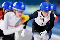 女子マススタート１回戦　滑走する堀川桃香（右手前）＝ミラノ（共同）