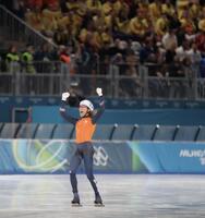 ゴールまで遠く離れた最終コーナーを曲がってからスピードを緩めガッツポーズするオランダのベルグスマ（撮影・吉澤敬太）