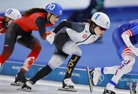 　女子マススタート決勝　滑走する佐藤綾乃（右）＝ミラノ（共同）