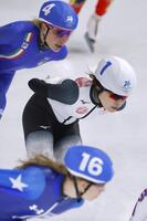 　女子マススタート決勝　滑走する佐藤綾乃（中央）＝ミラノ（共同）