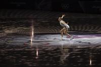 　エキシビションのオープニングに登場したカロリナ・コストナーさん＝ミラノ（共同）