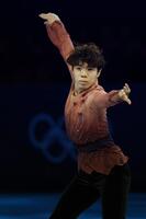 　エキシビションで演技する佐藤駿＝ミラノ（共同）