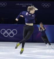 ジャンプで魅せる米国のイニア・マリニン（撮影・吉澤敬太）