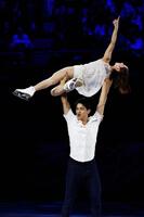 エキシビションで演技するペアの三浦璃来（上）、木原龍一組（共同）